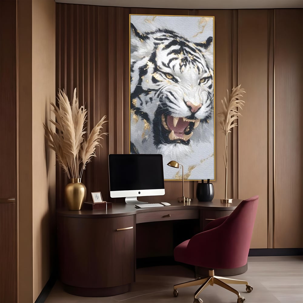 Tablou canvas cu tablou canvas cu tigru alb si auriu, in rama de aluminiu auriu, pe perete intr-un birou
